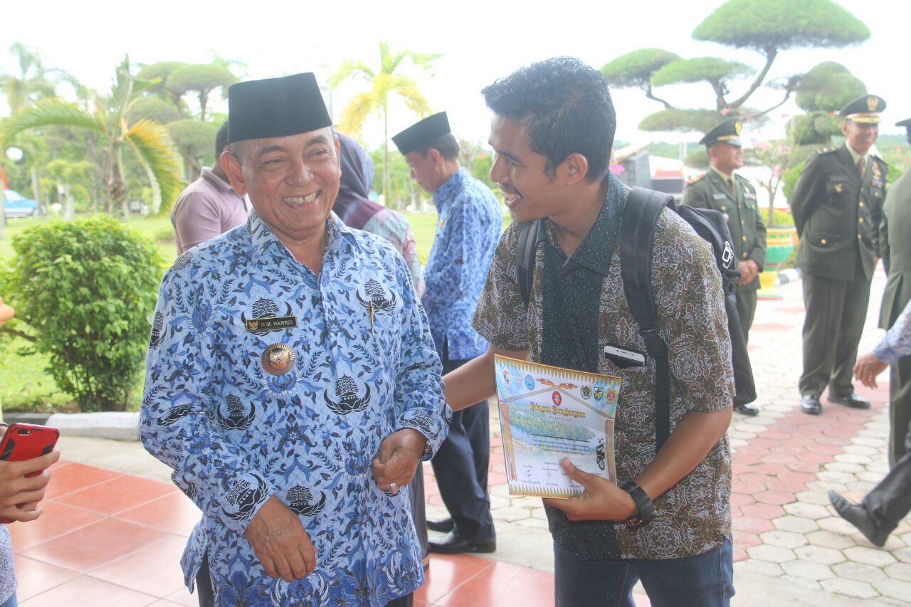 H.M. Harris (Bupati Pelalawan) dan T. Deni Setiawan Rilda, SE ( Ketua Pelaksana ) 
