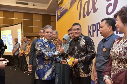 Kepala Kanwil DJP Riau dan Kepri Jatnika menyerahkan langsung penghargaan sebagai wajib pajak kontributor terbesar dari KPP Madya Pekanbaru kepada Direktur Utama Bank Riau Kepri DR. Irvandi Gustari, Selasa malam (27/3/18) di Ballroom Hotel Pangeran