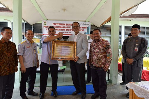 Bupati Kampar Ajak Seluruh Masyarakat Menabung Di Bank Riau Kepri Bupati Kabupaten Kampar H. Aziz Zaenal, SH, MM menerima langsung CSR Bank Riau Kepri berupa peralatan pencetakan KTP Elektronik berupa Dua Unit Printer, Dua Unit PC dan 2 Unit UPS yang diserahkan oleh Direktur Utama Bank Riau Kepri DR. Irvandi Gustari