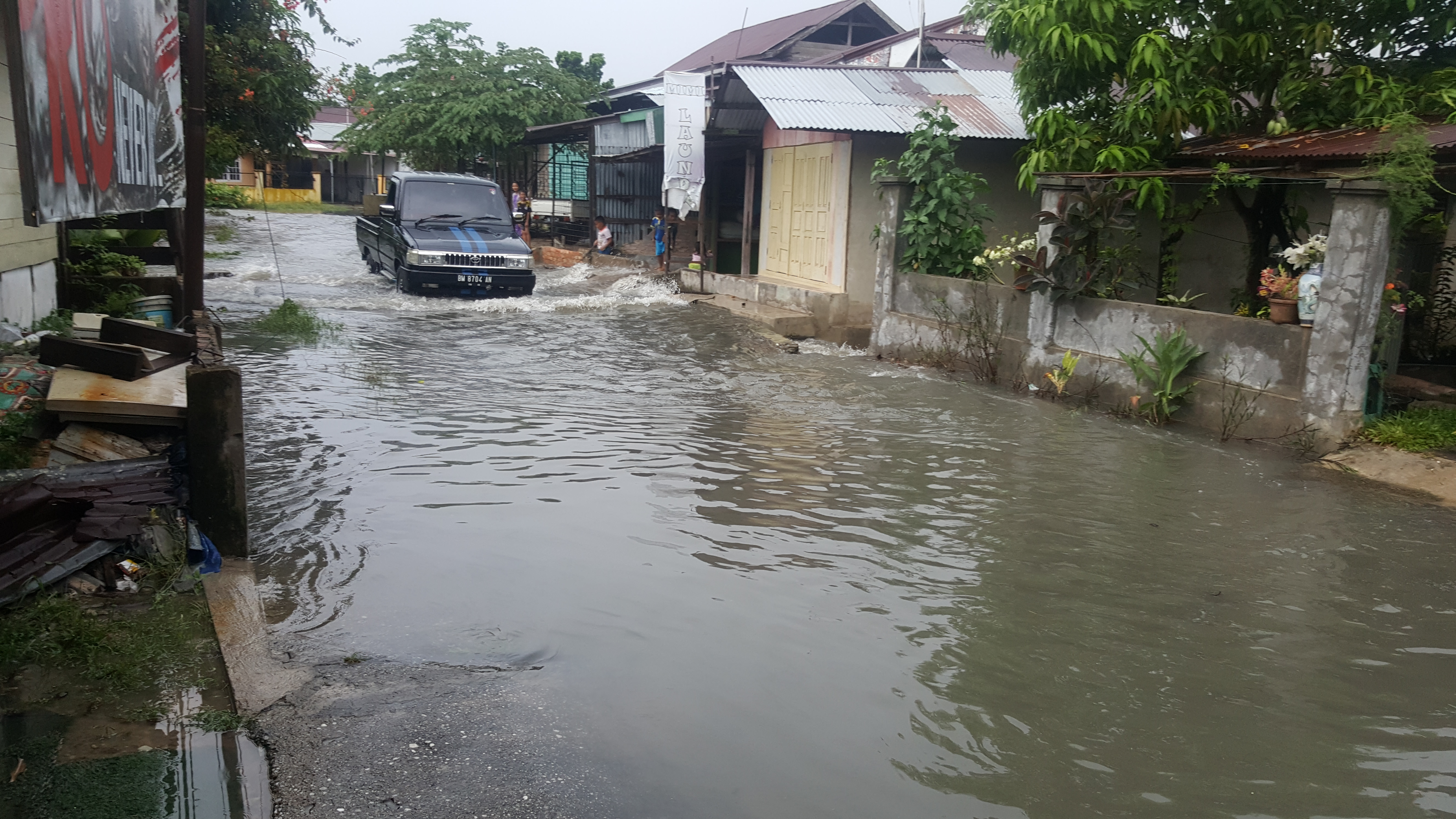 Hujan Turun Hampir 2 jam, Ruas jalan dan pemukiman di Pekanbaru digenangi air