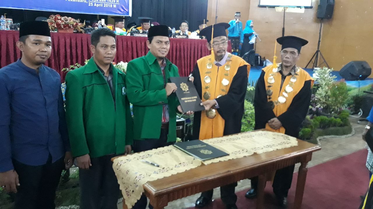Rektor Serahkan 800 Lulusan Wisuda ke IKA UIN Suska Riau Foto Rektor UIN Suska Riau Prof Dr H Munzir Hitami, MA menyerahkan alumni wisuda program doktor, magister, sarjana dan diploma kepada Sekum PP IKA UIN Khairuddin Al-Young Riau