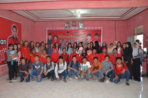 Foto Bersama Ketua DPC PDI Perjuangan Kabupate Pelalawan Supriyanto, SP dan seluruh peserta Try Out SBMPTN, Minggu (29/04)