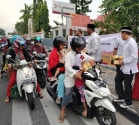 Bank Riau Kepri Berbagi Takjil di Bulan Ramadhan