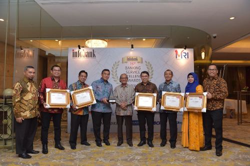 Dirut Bank Riau Kepri DR. Irvandi Gustari beserta Direktur Kepatuhan & Manajemen Resiko Eka Afriadi dan Komut HR. Mambang Mit Usai penyerahan Award The Best Overall Performance BPD se Indonesia 2018 pada ajang 15th Infobank Banking Service Excellence Awar