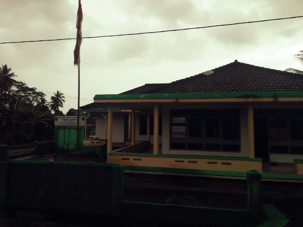 Bendera Merah Putih terlihat lusuh dikantor cabang oleh PT. Sarimadu Jayasuna
