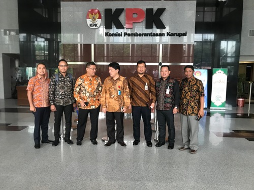 Koordinator Wilayah II Sumatera Korsup Pencegahan KPK RI Adlinsyah M. Nasution bersama Dirut Bank Riau Kepri DR. Irvandi Gustari dan tim usai melakukan pembahasan terkait pajak daerah online, Kamis (28/6) di ruang rapat Gedung Merah Putih KPK RI Jakarta