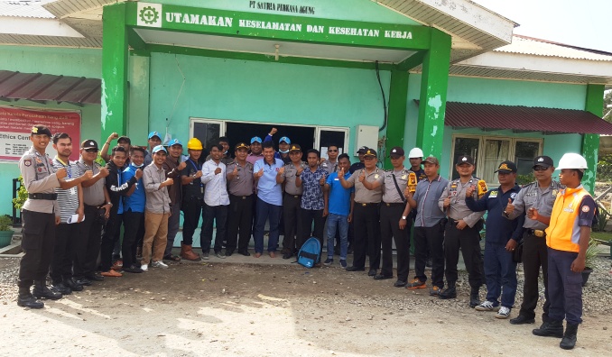 Foto Bersama Manajemen PT. SATRIA PERKASA AGUNG, Polisi Sektor Kuala Kampar, dan Pengurus Kecamatan KNPI Kuala Kampar