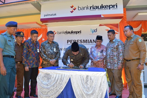 Bupati Anambas Abdul Harris menandatangani prasasti tanda diresmikannya Kantor Kas Bank Riau Kepri ke 41 di Kecamatan Palmatak, Selasa (10/7/18). Kegiatan tersebut disaksikan langsung oleh Dirut Bank Riau Kepri DR. Irvandi Gustari 