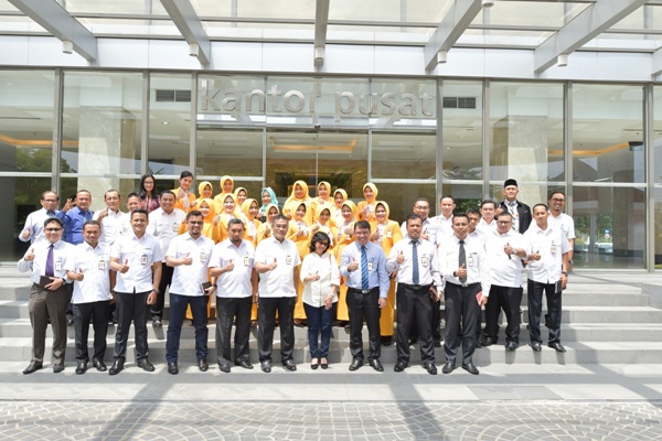 Usai memberikan arahan pada Acara Sosialisasi Hasil Pengukuran Kualitas Pelayanan PT. Bank Riau Kepri 2017/2018 Managing Director MRI Hermina Yuliarti berfoto bersama Dirut Bank Riau Kepri DR. Irvandi Gustari beserta seluruh peserta, Selasa (24/7/18) 