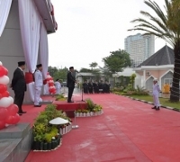 Diguyur Hujan Lebat Dirut Bank Riau Kepri Pimpin Upacara HUT RI ke 73   