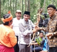 Kades Petapahan serahkan Dokumen usulan hutan adat kepada Bupati Kampar