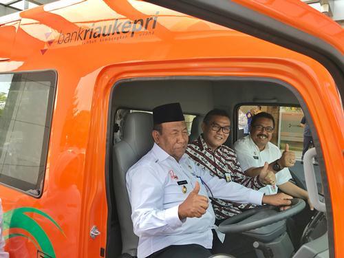 Plt. Gubernur Riau Wan Thamrin Hasyim bersama Direktur Utama Bank Riau Kepri DR. Irvandi Gustari serta Kepala Bapenda Riau Indra Putrayana sempat menjajal mobil layanan Samsat Keliling Bank Riau Kepri