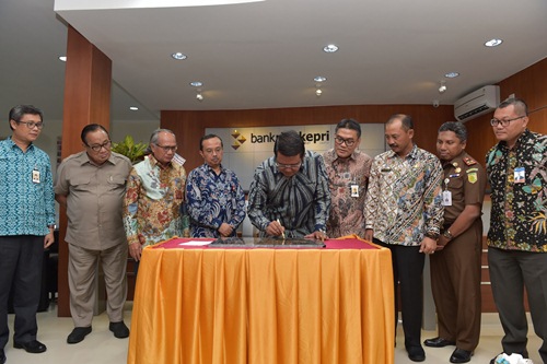 Bupati Bintan H. Apri Sujadi, S.Sos yang didampingi oleh Direktur Utama Bank Riau Kepri DR. Irvandi Gustari, Sekda Kabupaten Bintan Adi Prihantara saat menandatangani prasasti 