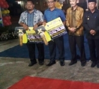 Bupati Pelalawan H.M Harris serahkan 4 Speedboat kepada 4 desa di Kuala Kampar
