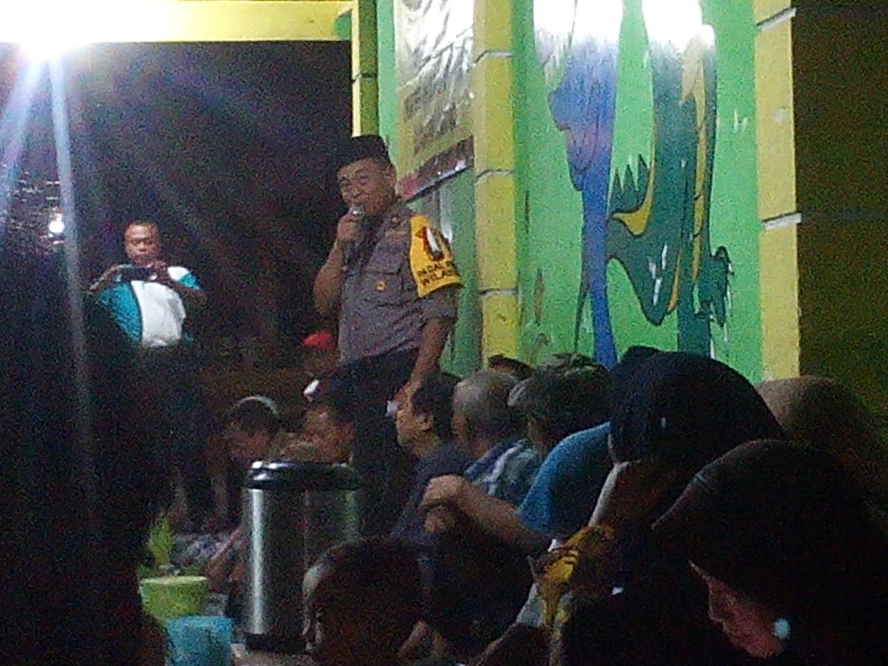 Saat Kapolsek Asemrowo Nursuhud berbicara di hadapan warga