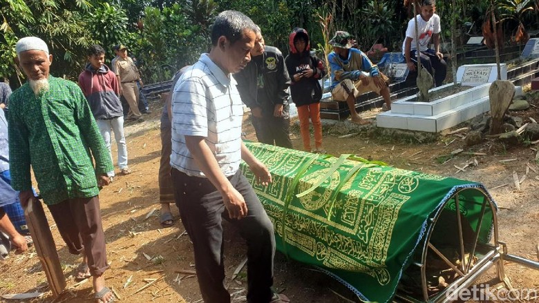suasana pemakaman Renava Salisa Putri 