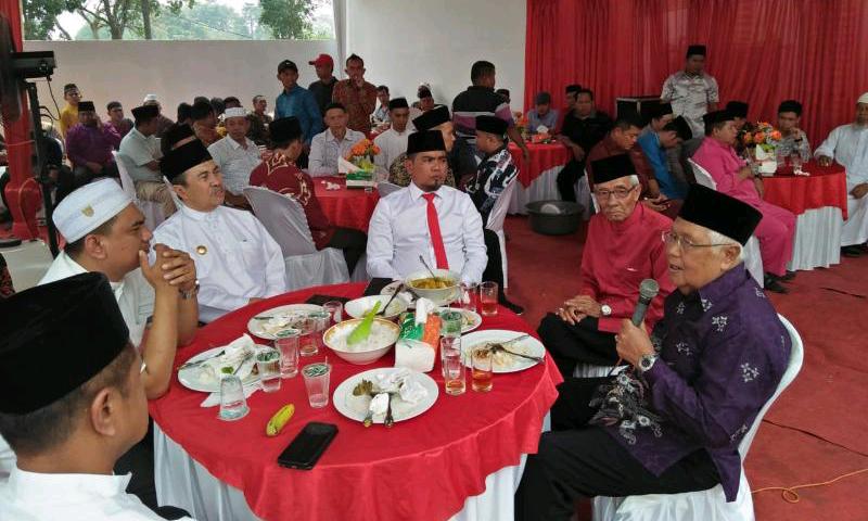Tanpa Diduga Gubri Syamsuar Hadiri Syukuran Zukri sebagai Anggota DPRD Riau