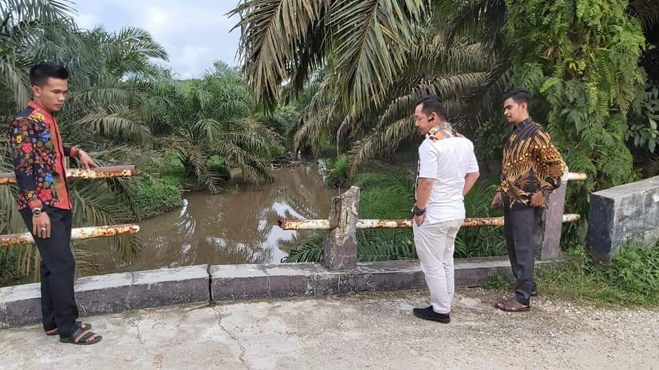 Heboh !!! Ketua DPRD Pelalawan Disambut Atas Jembatan Yang Nyaris Roboh