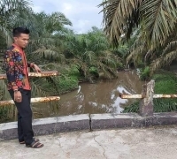 Heboh !!! Ketua DPRD Pelalawan Disambut Atas Jembatan Yang Nyaris Roboh