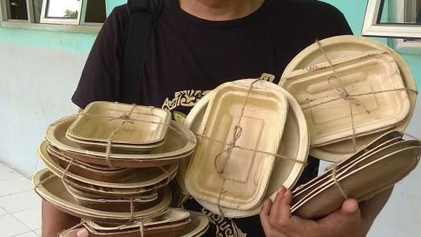 Warga Sumsel Ubah Pelepah Pinang Jadi Piring-Kotak Nasi Gantikan Plastik
