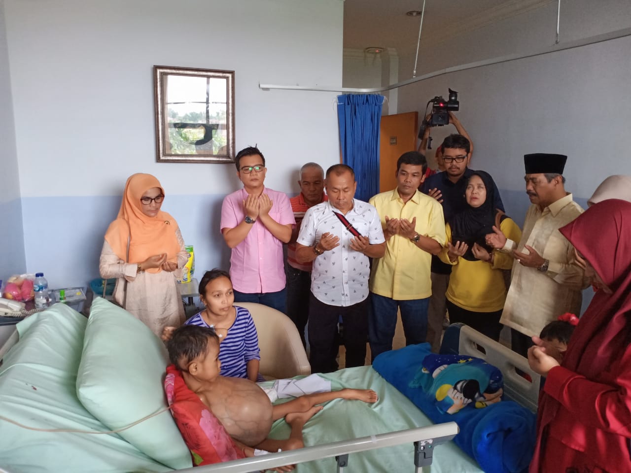 Fraksi Golkar Pekanbaru Kunjungi Bocah Asal Rohil yang Mengidap Tumor Ginjal