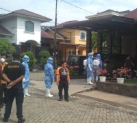 Rumah dan lingkungan warga positif COVID-19 di Pekanbaru disemprot disinfektan