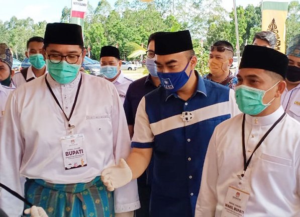 Foto : Abu Mansyur Matridi-Habibi (baju melayu putih) dan Irvan Herman ( baju kemeja biru ) dok ; rp