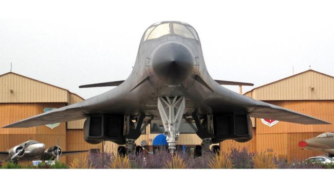 Pesawat Jet B1 Bomber 169 (James St. John via Wikimedia Commons CC-BY-2.0)