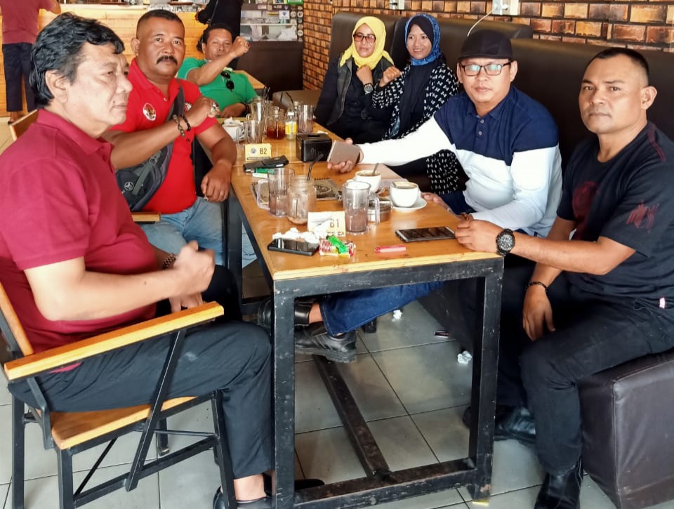 Wabup Kuansing Bangun PMKS, Ini Komentar Aktivis Anti Korupsi Larshen Yunus S.Sos Sc SE CLA M.Si menggunakan baju kaos biru tua kombinasi putih serta mengenakan topi dan kacamata
