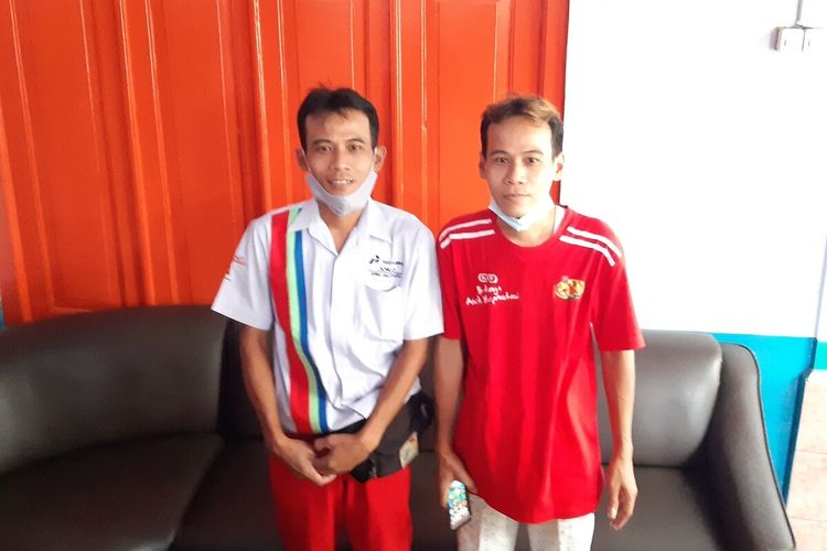 Warga Desa Jonggrangan Kris Joko Raharjo bersama kembarannya Kris Joko Santoso (KOMPAS.com/LABIB ZAMANI)