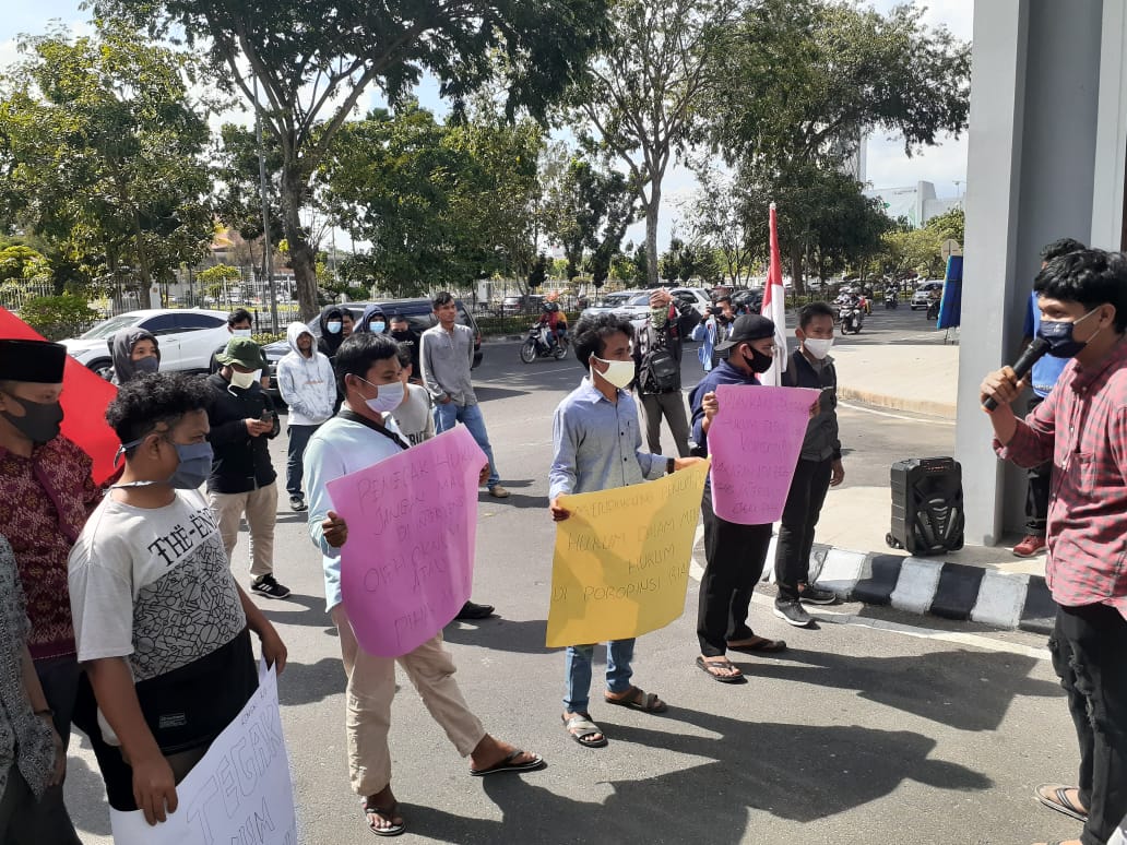 Unjuk Rasa di Kejati Riau dan Pengadilan Negeri Pekanbaru, AMR Serahkan 4 Tuntutan Ini Unjuk rasa Aliansi Mahasiswa Riau (AMR) di depan kantor Kejaksaan Tinggi (Kejati) Riau dan Pengadilan Negeri Kota Pekanbaru (Istimewa)