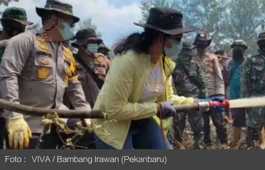 Saat Istri Jenderal Agung Turut Genggam Selang Padamkan Karhutla Riau Erni Agung Setya, istri Kapolda Riau, Inspektur Jenderal Polisi Agung Setya Imam Effendi