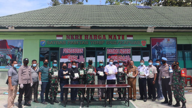 Tim Gabungan Satgas Yonif 642/Kapuas dan Satgas Intelijen Koopsdam XII/Tpr gagalkan penyelundupan narkoba di perbatasan. Foto: Dok. Puspen TNI via Kumparan.com