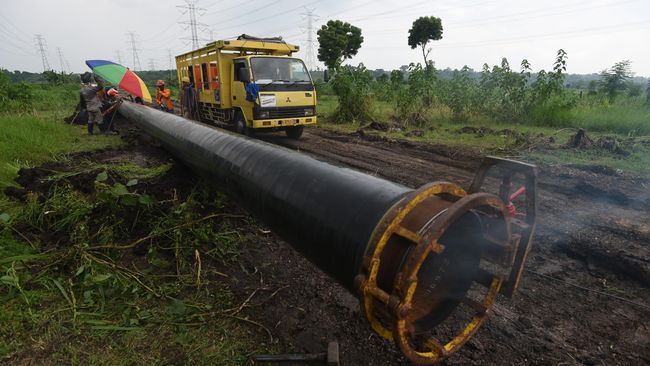 Proyek Pipa Rp 4,2 T Digarap Perusahaan Suami Puan-Pertagas di Daerah Riau Ini Perusahaan suami Ketua DPR Puan Maharani, Happy Hapsoro, Rukun Raharja bersama dengan Pertagas bekerja sama membangun dan mengoperasikan proyek pipa minyak. Nilai proyek Rp4,2 triliun. Ilustrasi. (ANTARA FOTO/Zabur Karuru via CNN Indonesia).