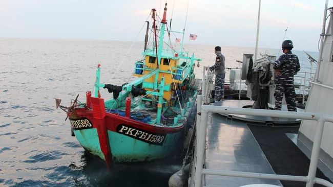 Ilustrasi penangkapan kapal ikan. (Dok. TNI AL via CNN Indonesia)