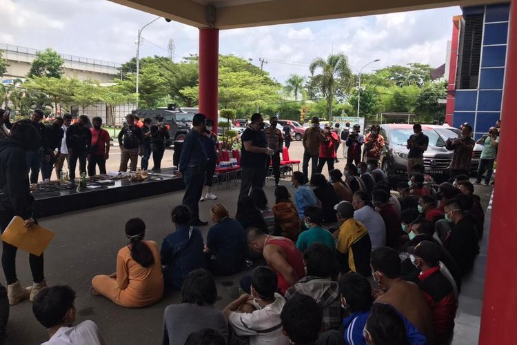 65 warga ditangakap dalam penggerebekan kampung narkoba, Palembang (Kompas.com /Aji YK Putra)
