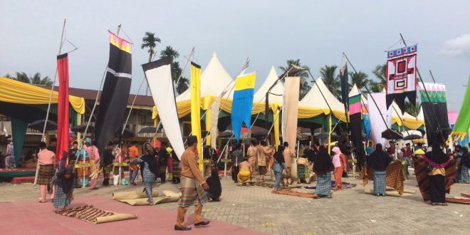 Bangga, Upacara Adat Sambut Bulan Suci Togak Tonggol di Pelalawan Diakui UNESCO Upacara adat Togak Tonggol di Pelalawan (kebudayaan.kemdikbud.go.id)