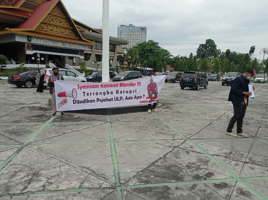 GPMPK bentangkan spanduk bertuliskan 