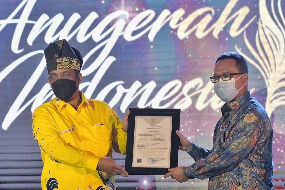 Penyerahan surat pencatatan inventarisasi kekayaan, intelektual komunal untuk Tanjak Riau dari Kemenkumham yang diterima oleh Kepala Dinas Pariwisata Riau, Roni Rakhmat, Kamis (20/5) (Dok. Pemerintah Provinsi Riau)