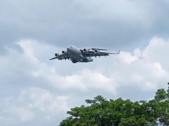 Angkatan Udara Bersenjata AS Akan Latihan Bersama TNI AU di Riau Pesawat angkut militer milik Amerika Serikat (AS), C-17 Globe Master mendarat di Pekanbaru, Riau (Instagram @sgnatr_ via detikcom)