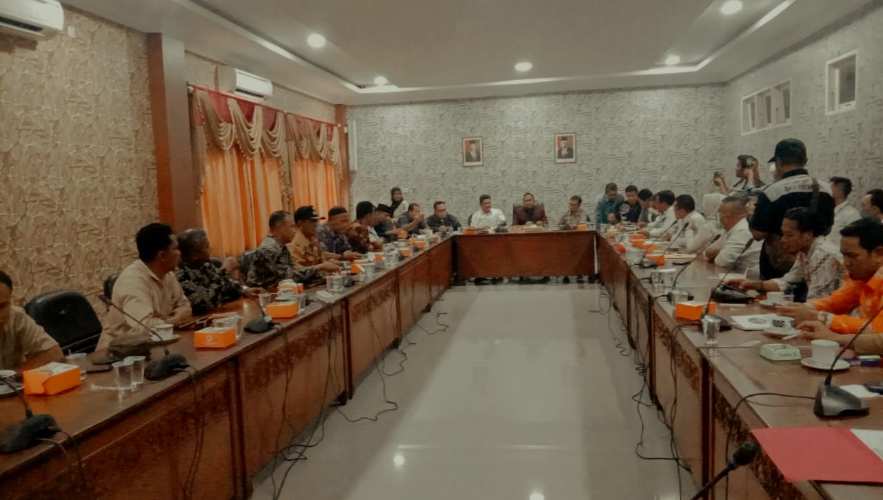 Foto Forum Masyarakat Kuala Kampar ketika menggelar hearing bersama Komisi III DPRD Pelalawan dan PT. PLN