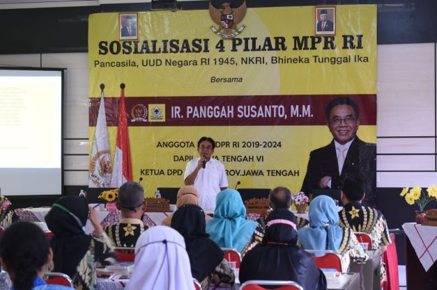 Sosialisasi Empat Pilar MPR RI, Panggah Susanto Ajak Anak Muda Dan Masyarakat Bangga Menjadi Bangsa Indonesia Anggota MPR RI Daerah Pemilihan Jawa Tengah VI Ir. Panggah Susanto,MM Ketika Menyampaikan Materi Empat Pilar Kebangsaan kepada SMA Negeri 1 Parakan, Selasa (07/06/2022)