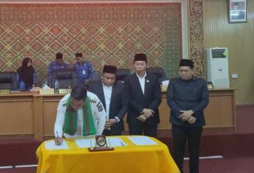 Melalui Rapat Peripurna, APBD Pelalawan 2023 Senilai Rp1,86 Triliun Bupati Pelalawan H Zukri Bersama Ketua DPRD Pelalawan Baharuddin, SH, MH, Wakil Ketua I DPRD Pelalawan Syafrizal, SE, Wakil Ketua II Faisal