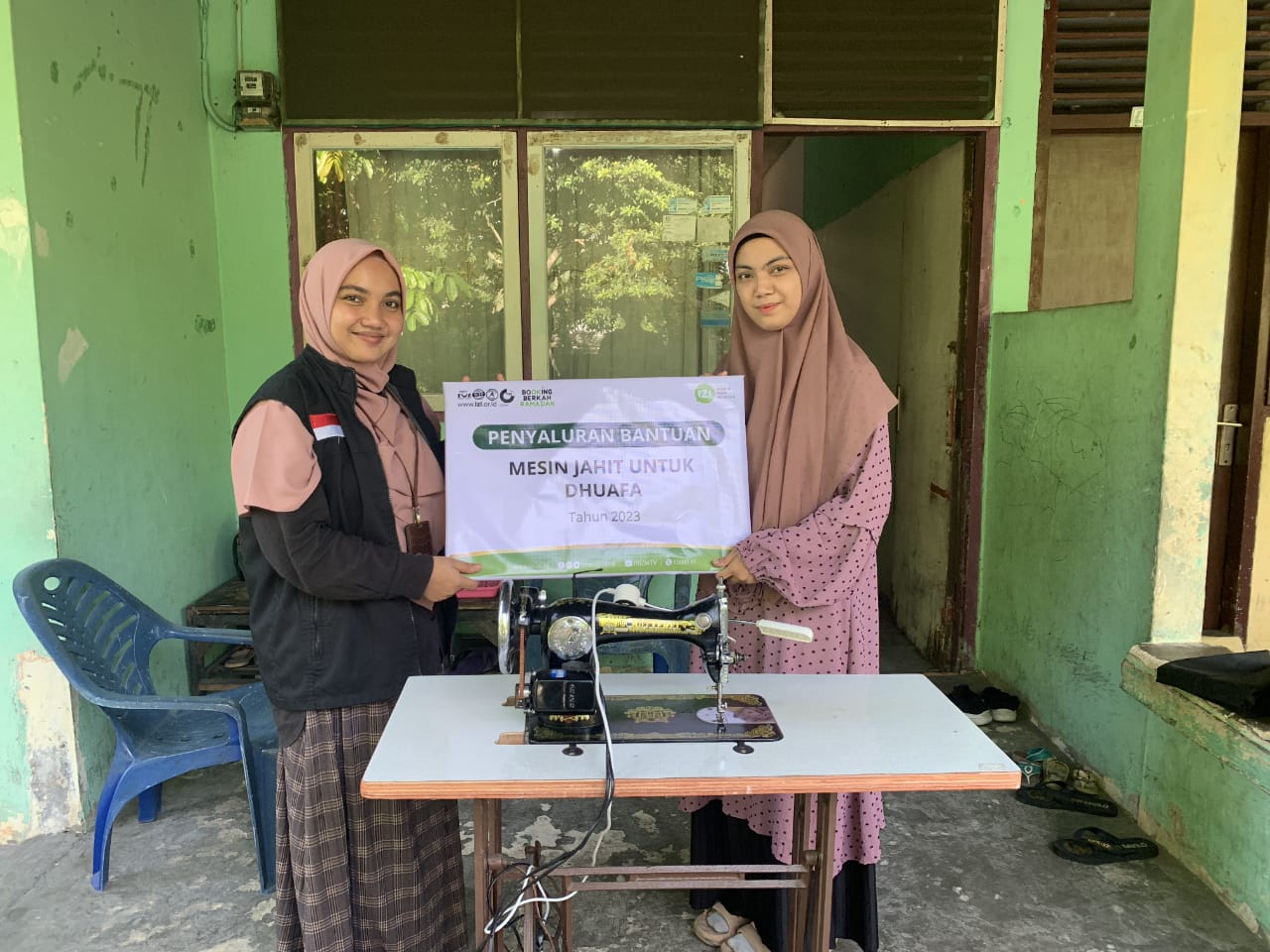 Dukung Perempuan Kreatif dan Berwirausaha, IZI Riau Serahkan Bantuan Mesin Jahit