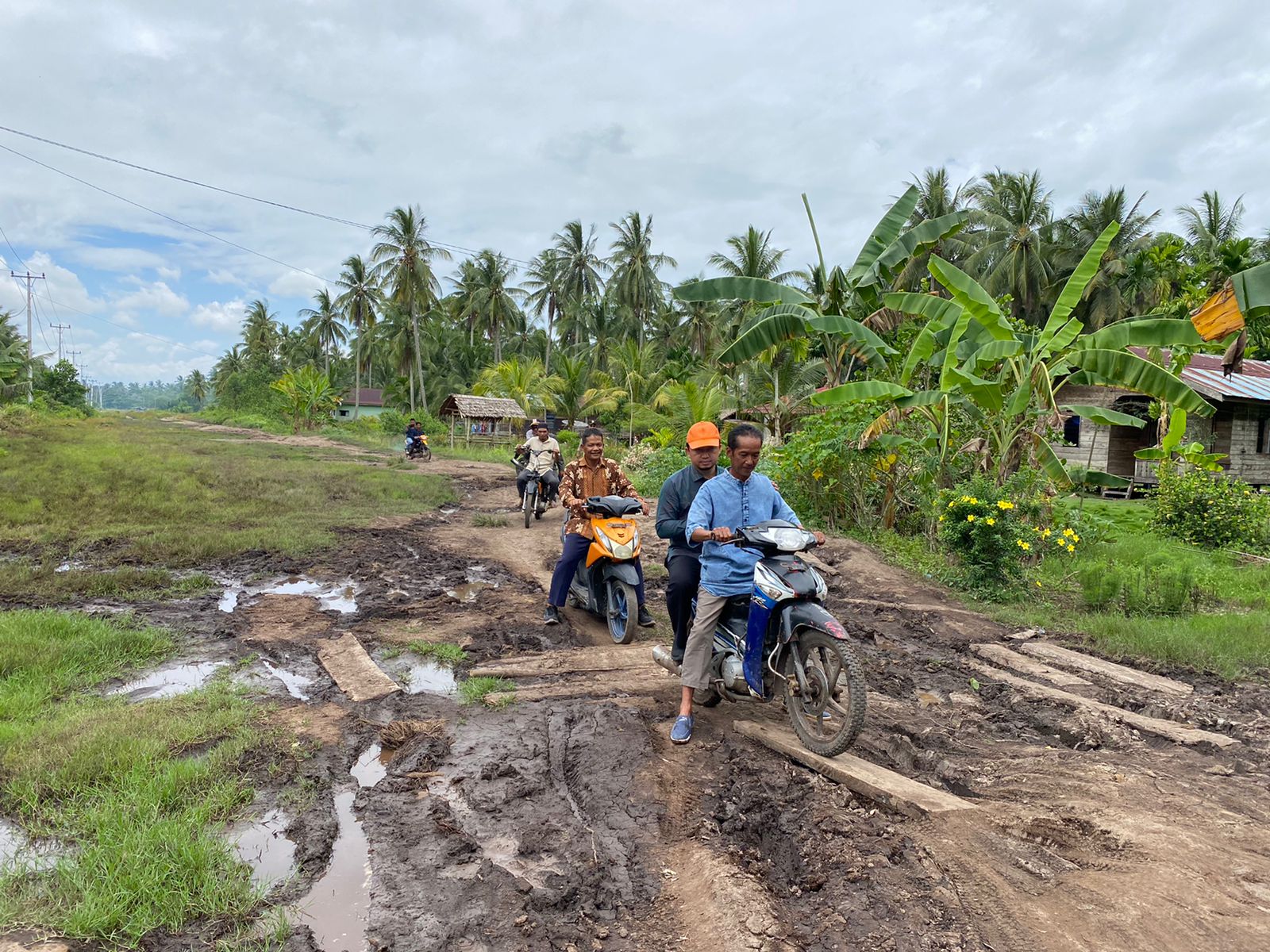 Anggota DPR RI Dapil Riau 2 DR. Syahrul Aidi Mazaat Ketika Melewati Jalan Lintas Bono Di Desa Sokoi