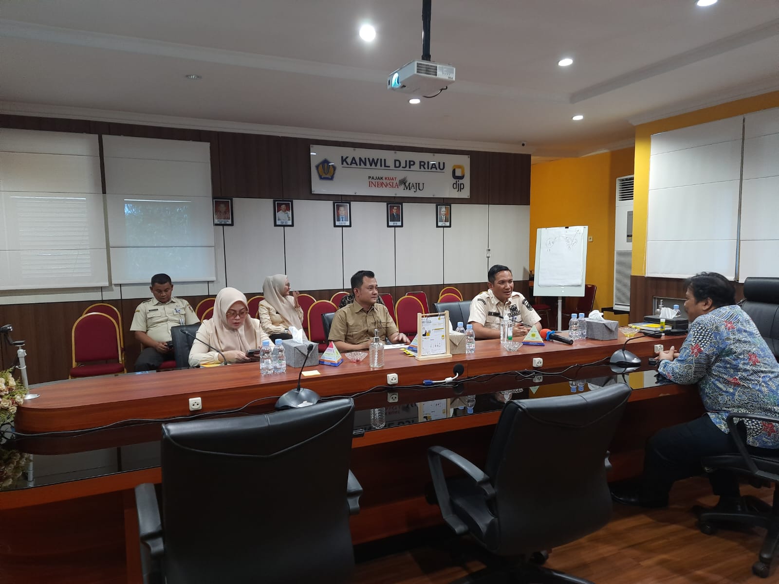 Foto Kepala Bapenda Kota Pekanbaru Alex Kurniawan SP, M.Si dan Kepala Kanwil DJP Riau, Ahmad Djamhari, S.E., M.Tax