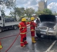Mobil Chevrolet Tavera Tiba-Tiba Terbakar di Jalan Sudirman Pekanbaru