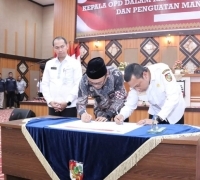 Walikota Pekanbaru menghadiri penandatanganan komitmen Sistem Pengendalian Intern Pemerintah
