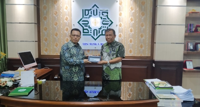 Direktur PT. Arara Abadi Bapak Ir. H. Edie Haris Mz yang di dampingin oleh Wahyu S. Hut, Herwansyah S.H selaku kepala Humas PT. Arara Abadi