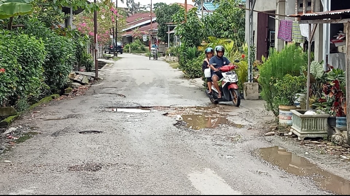 Jalan Rusak Dan Berlubang, Warga Kandis Ujung Kelurahan Tangkerang Utara Minta PJ Walikota Pekanbaru Dan Sekda Memperbaikinya Foto Dok Istimewa (Kondisi Sebagian Jalan Kandis Ujung Kelurahan Tangkerang Utara Yang Rusak dan Berlubang)
